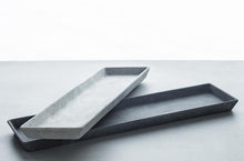 Načíst obrázek do prohlížeče Galerie, Two rectangular concrete serving trays with a modern look, placed on a light surface, with one tray slightly larger than the other.

